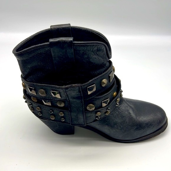 Circle G - Black Leather Distressed Studded Strap Pull On Ankle Boot Size 7.5 - Picture 13 of 15
